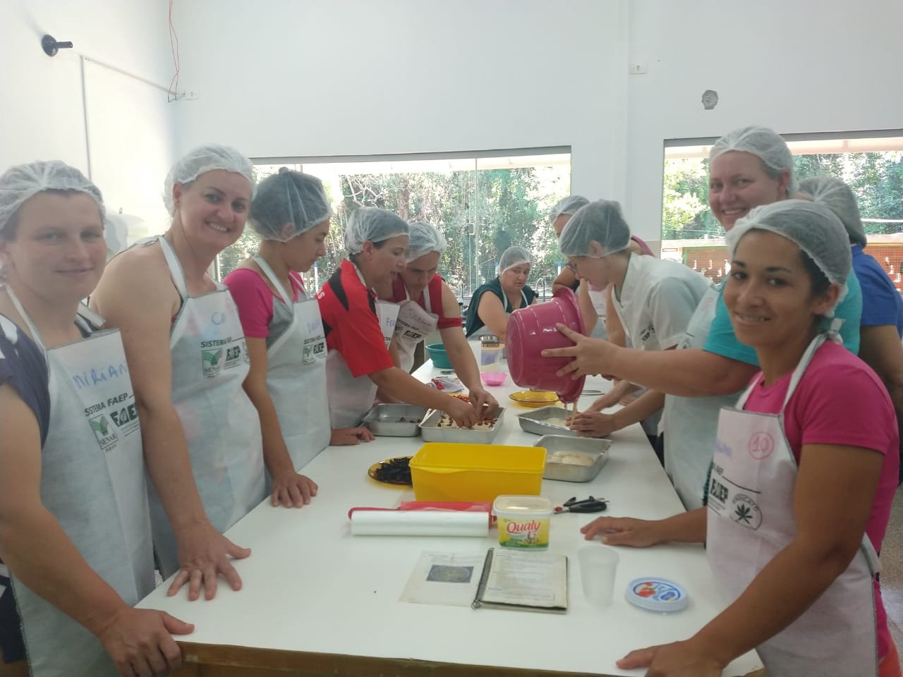 Famílias de produtores rurais participam de curso de produção artesanal de alimentos e panificação Imagem referente a Famílias de produtores rurais participam de curso de produção artesanal de alimentos e panificação
