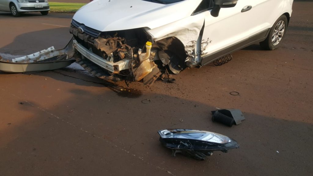 Roda de Ecosport é arrancada em forte batida contra Montana na Avenida Brasil