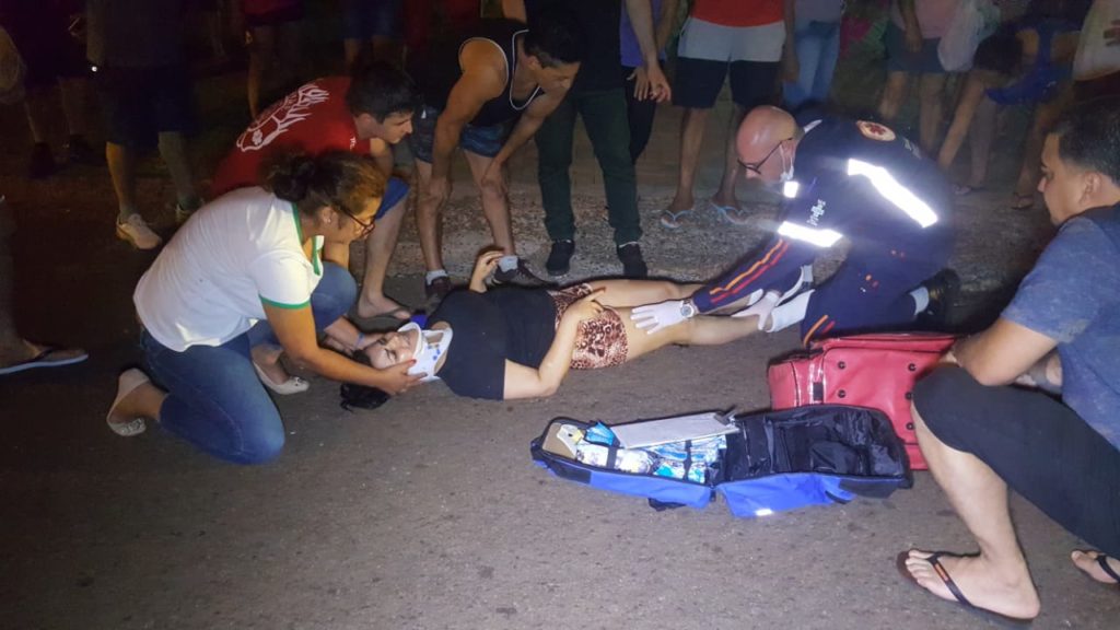 Samu atende vítima de colisão entre carro e bicicleta na Estrada da Pedreira, no XIV de Novembro