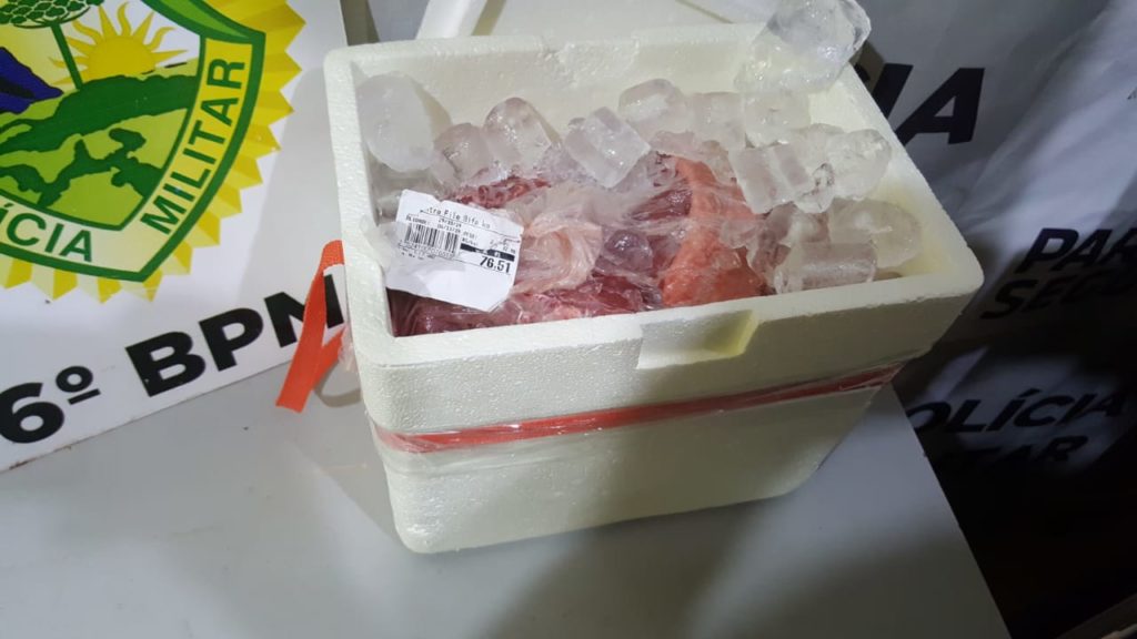 Homem tenta enganar seguranças com sacolinha de mercado e é detido furtando carne