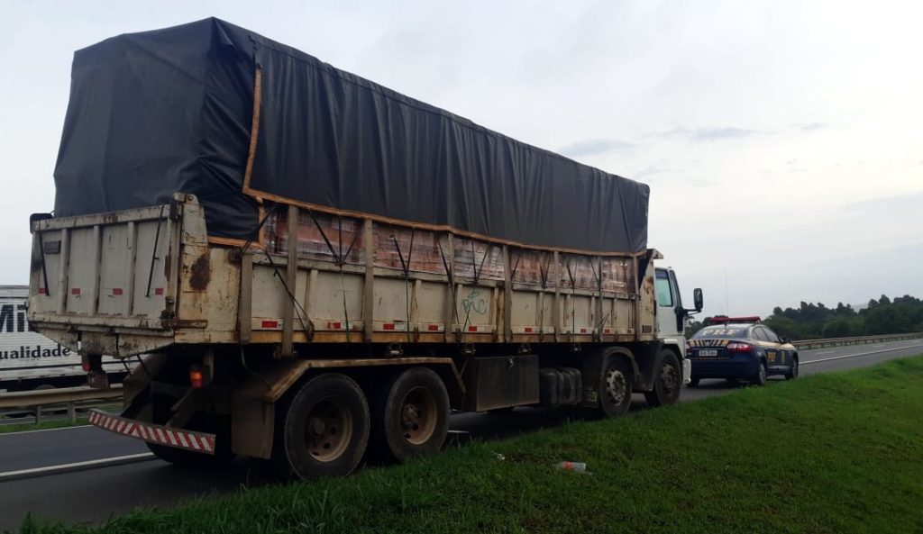PRF flagra quase 12 toneladas de excesso de peso em um único caminhão na BR-101