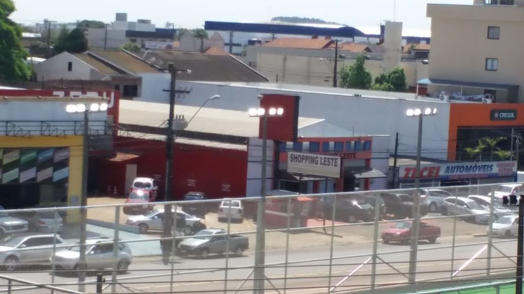 Morador relata que iluminação de quadra está acesa 24 horas, desde segunda-feira