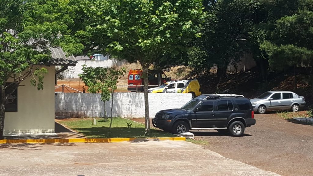Policial Militar é socorrido ao cair de cavalo em pista de treinamento