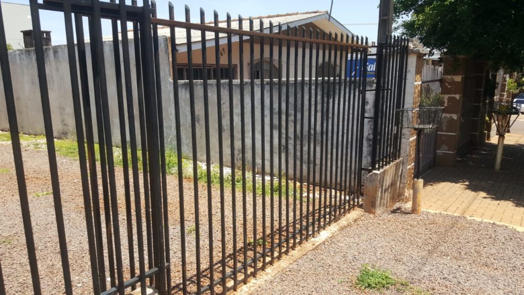 Criança é atingida por portão no Bairro Canadá