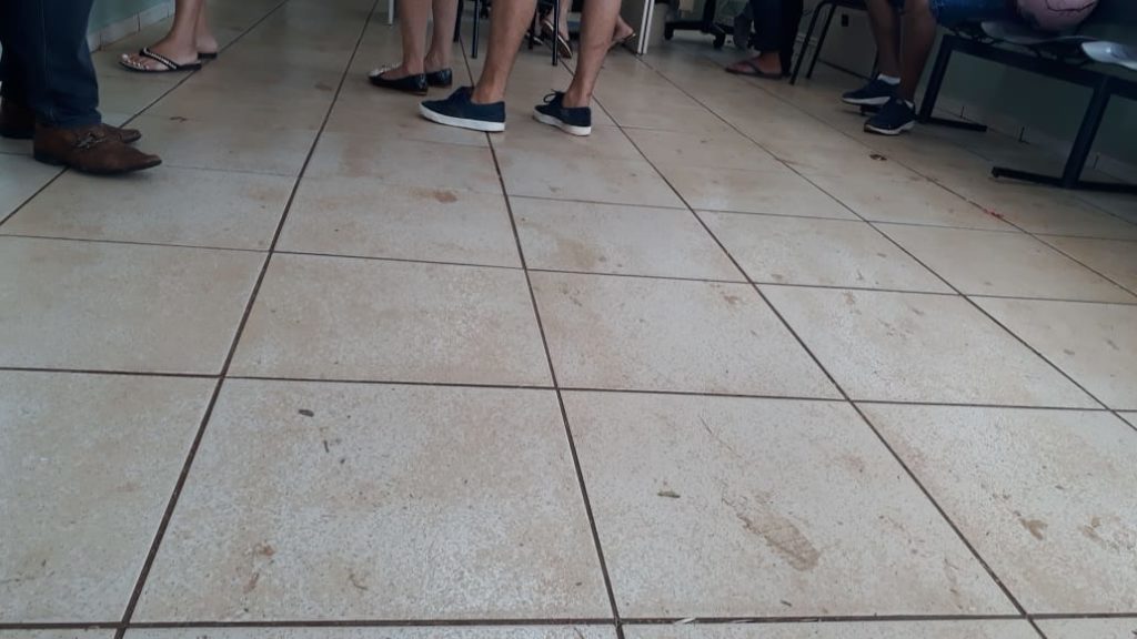 Moradora reclama de piso sujo em unidade de saúde