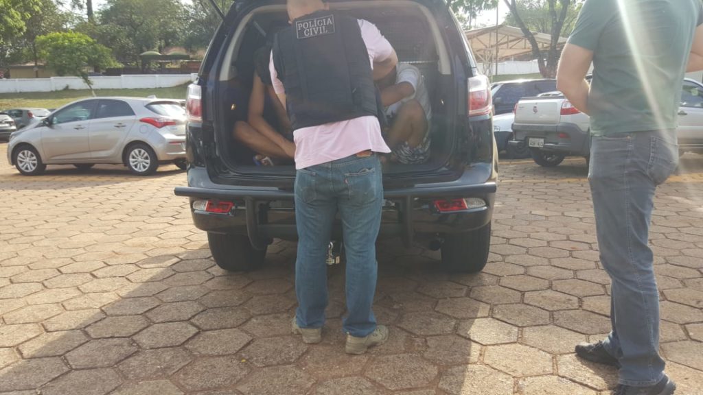 Dois são detidos pela DH com armas e drogas