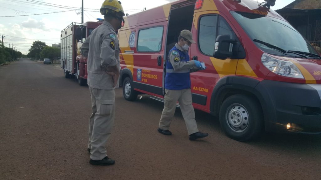 Criança prende o pé em buraco de fossa e é socorrida pelo Corpo de Bombeiros