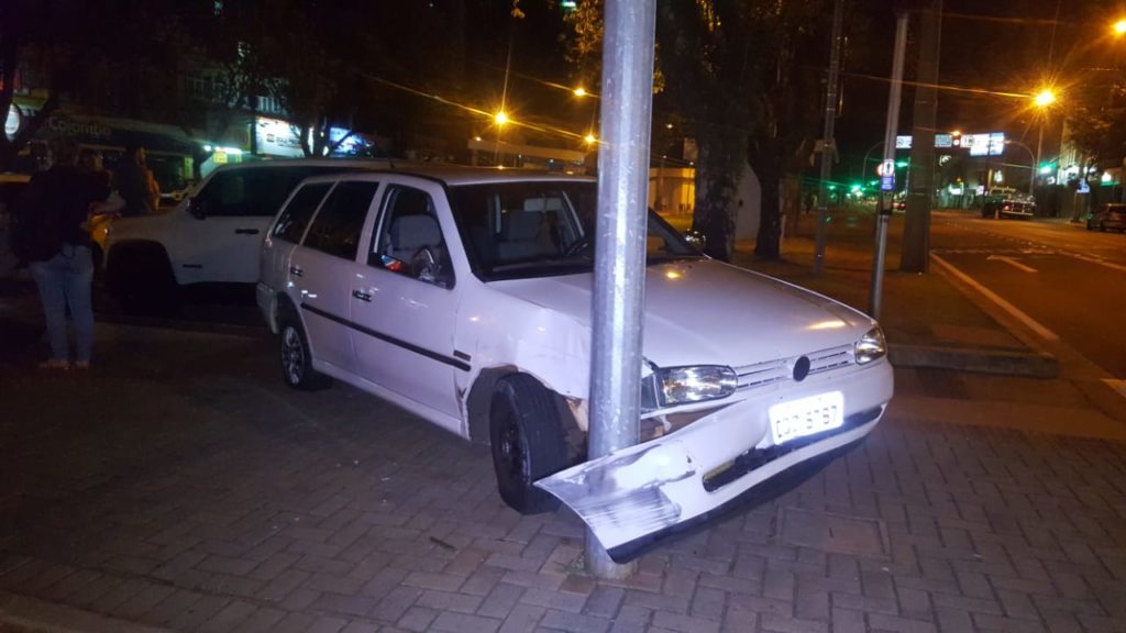 Motorista é preso por embriaguez após colisão de trânsito na Avenida Brasil