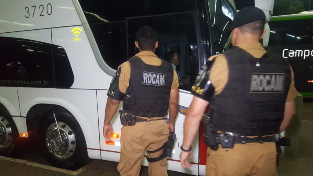 Operação Cinquentenário: Rocam realiza fiscalização a ônibus na Rodoviária de Cascavel
