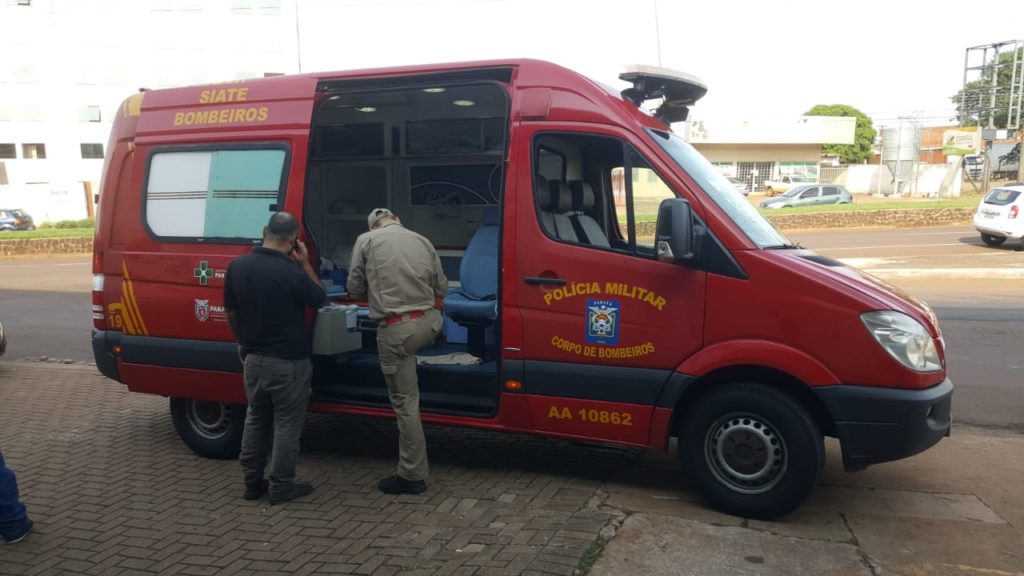 Carro e moto batem no viaduto da Avenida Carlos Gomes
