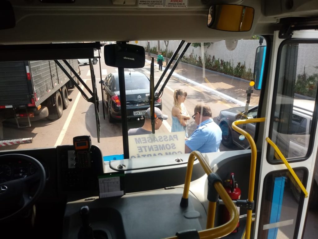 Acidente entre carro e ônibus é registrado no Centro de Cascavel