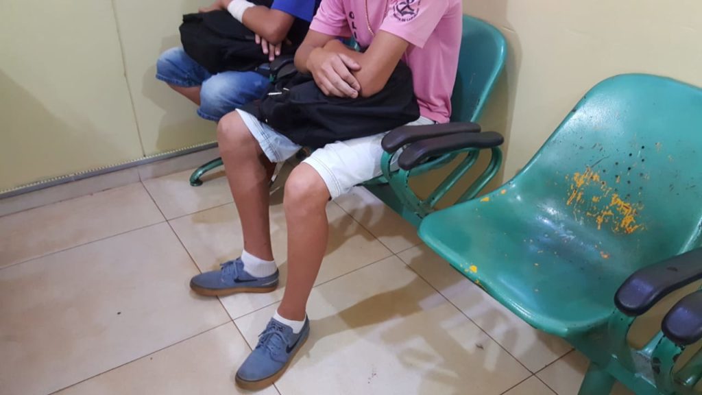 PM apreende adolescentes com droga dentro de sala de aula