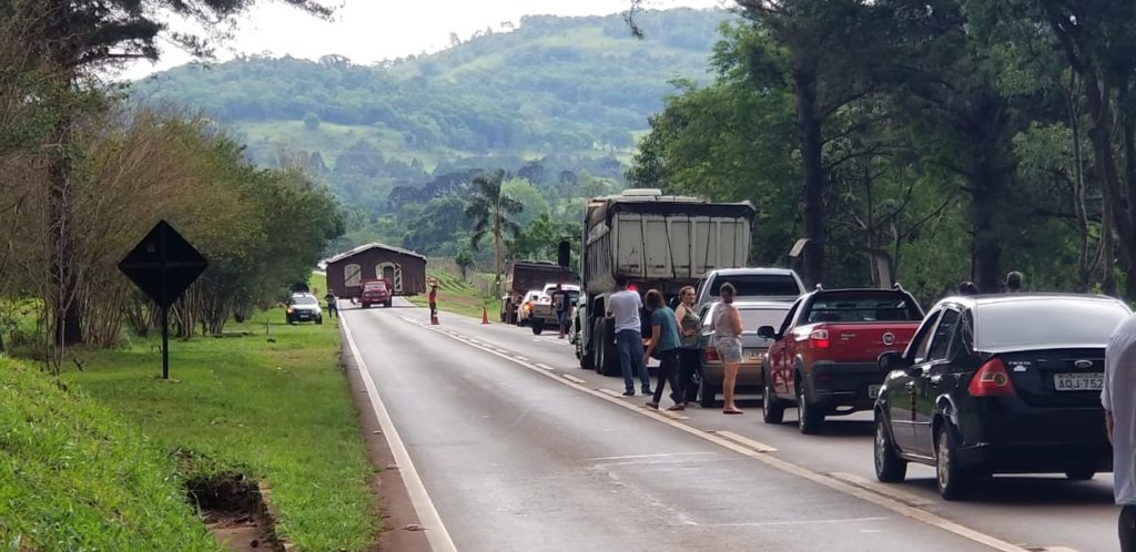 Casa é transportada na PR-180, em Cascavel