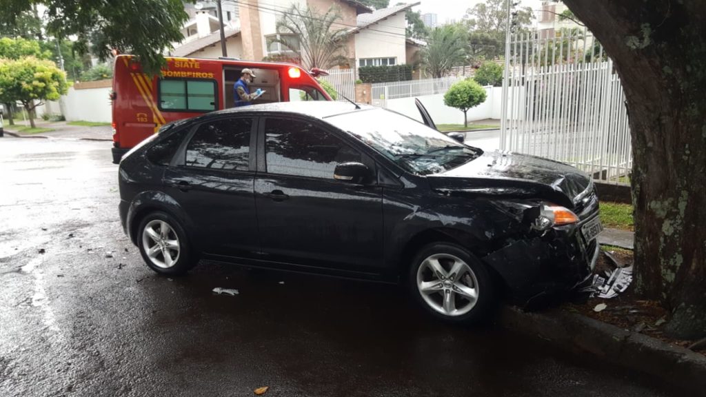 Carros batem em cruzamento no Bairro Country