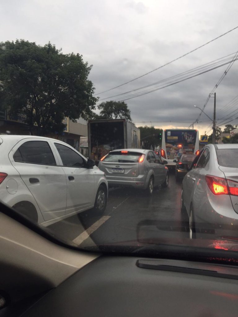 Caminhão de mudança provoca transtornos no trânsito da Rua Carlos Gomes