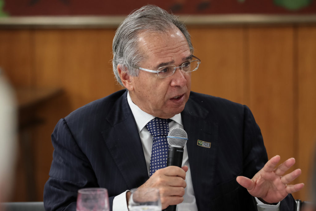 Guedes prevê perda de 300 mil vagas de trabalho em 2020