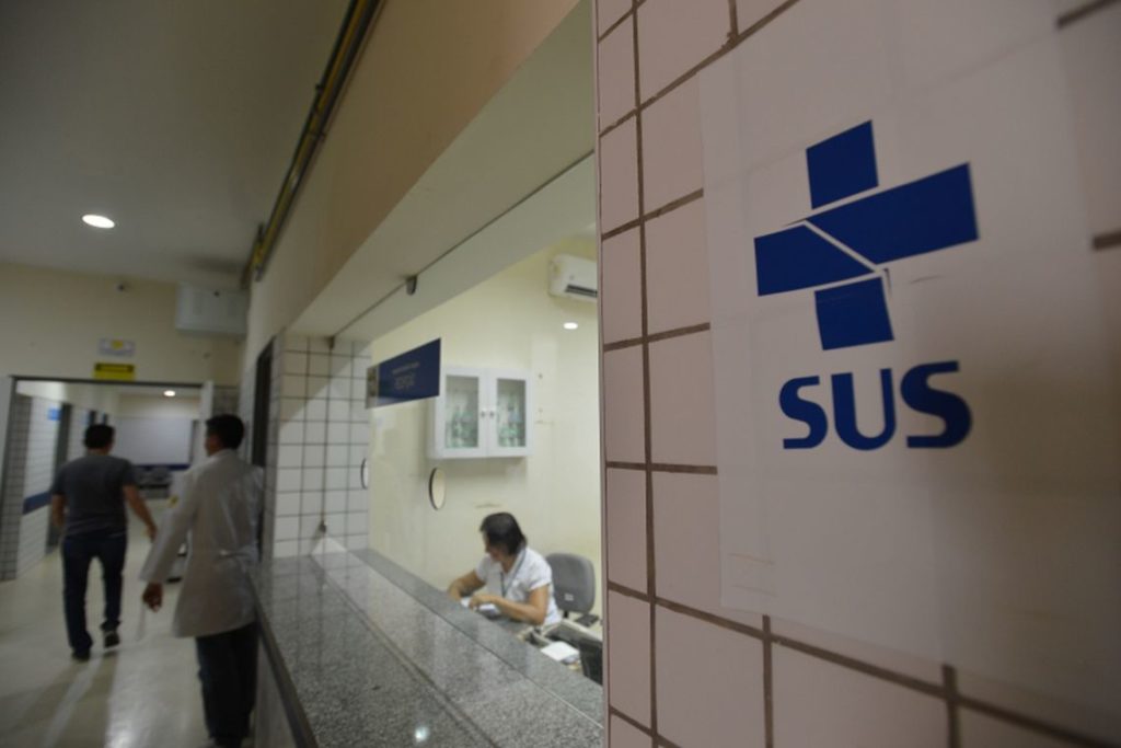Mulher que fraturou o quadril move ação contra o Estado para conseguir medicamento