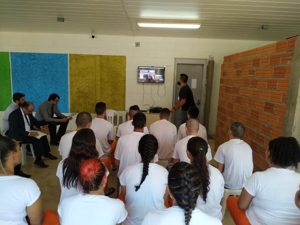 Videoconferências geram economia e agilizam audiências de processos de presos