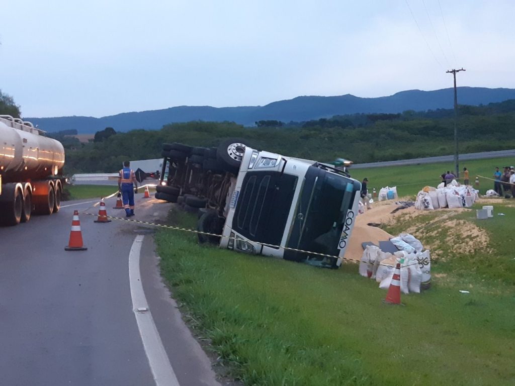 Caminhão tomba na BR-277, em Prudentópolis