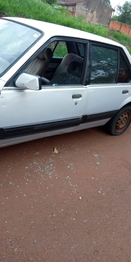 Carro parado há vários dias em rua do Cascavel Velho amanhece com vidro quebrado