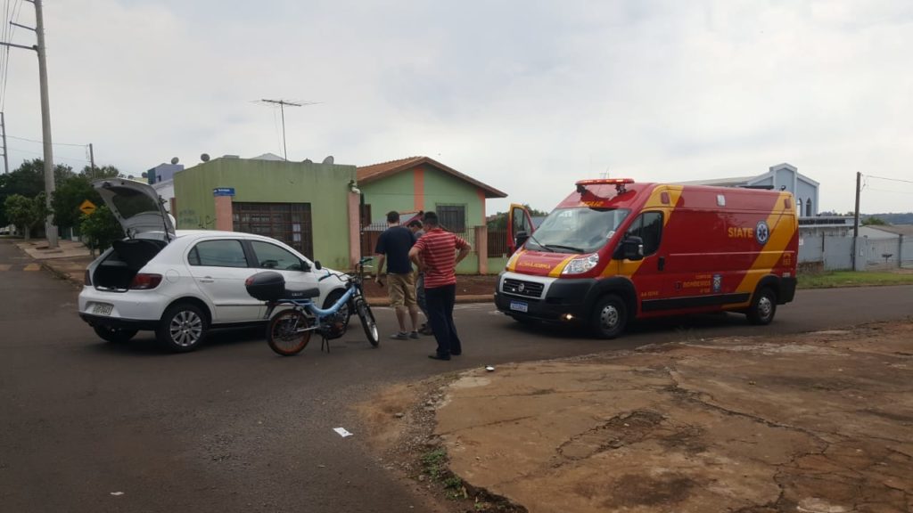 Carro e moto batem e homem fica ferido