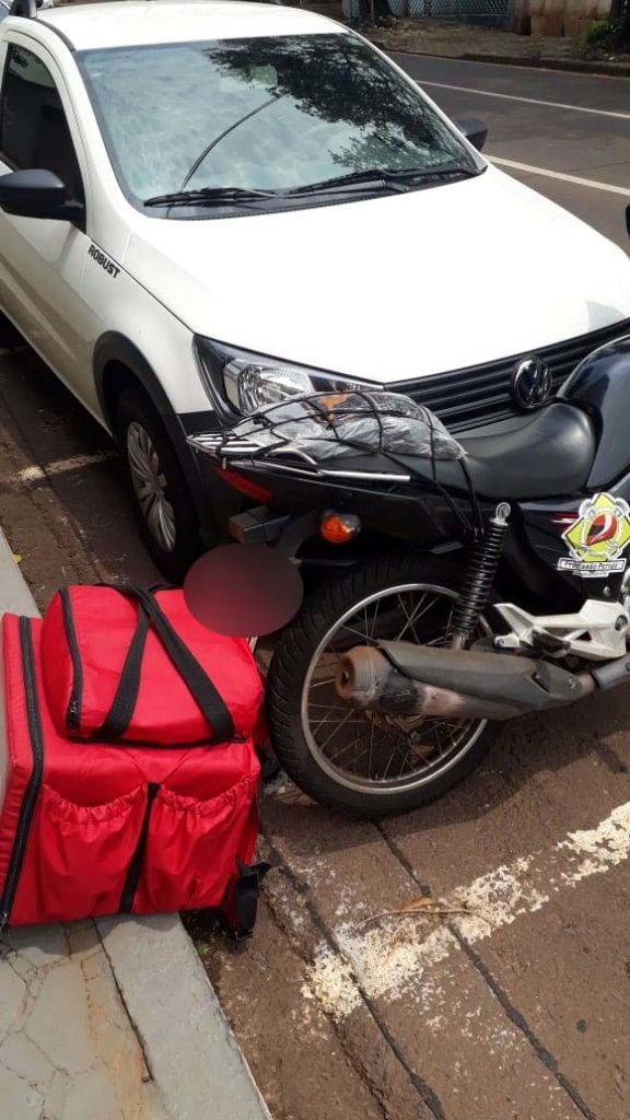 Moradores reclamam de automóvel em vaga de motocicleta