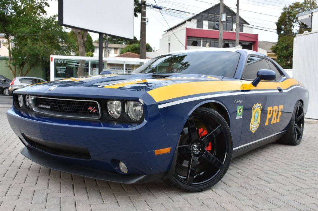 PRF passa a usar como viatura Dodge Challenger apreendido em ação contra o tráfico