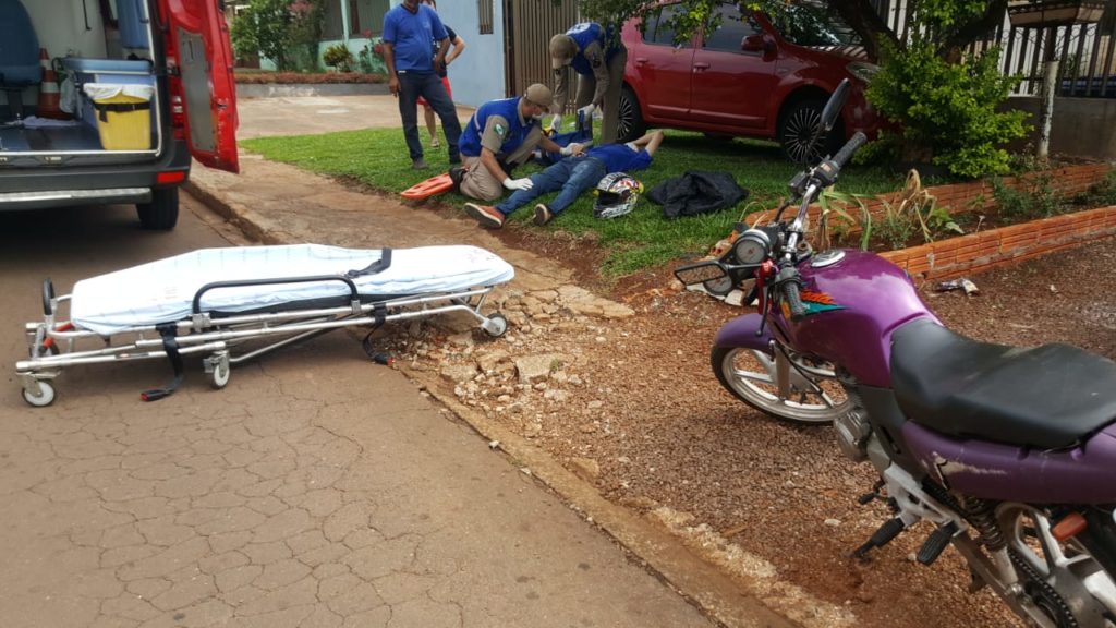Motociclista é socorrido após se envolver em acidente no Cascavel Velho