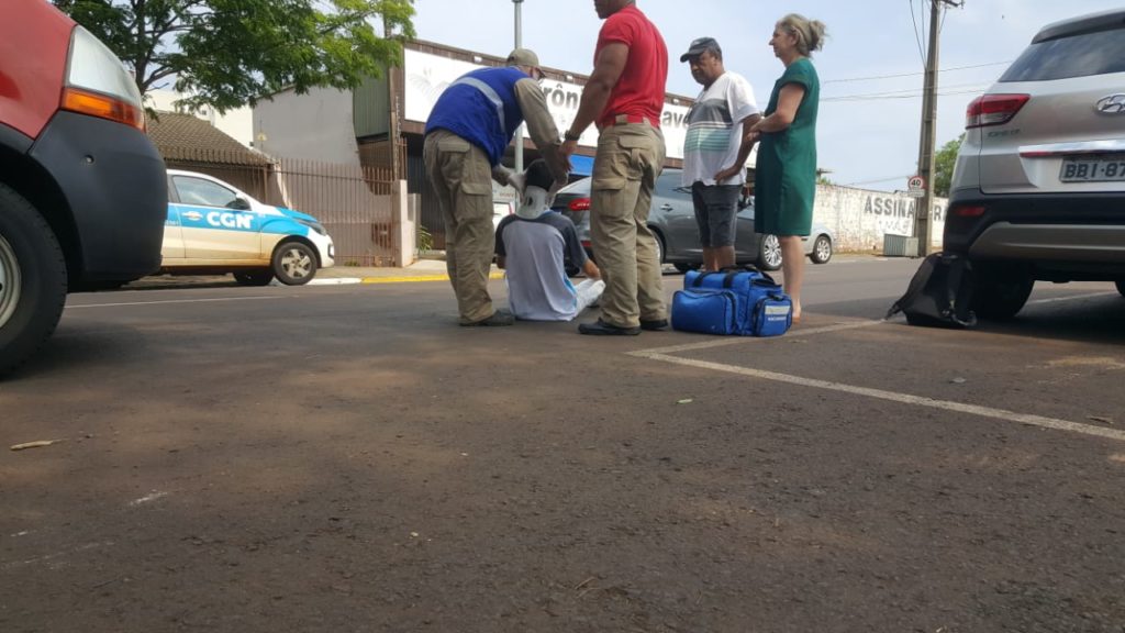 Caminhonete e moto batem no Centro e jovem precisa ser socorrido