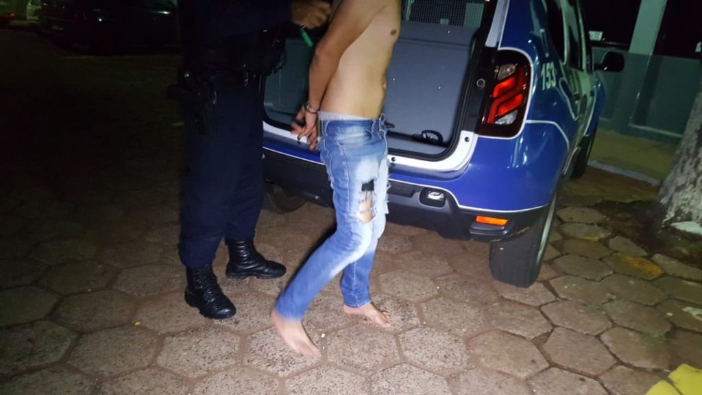 Homem tenta agredir a mãe e acaba preso pela GM