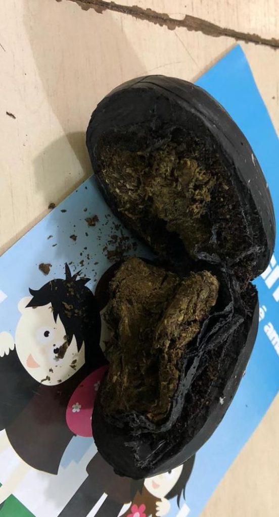 Agentes penitenciários flagram mulher com droga e fumo nas partes íntimas