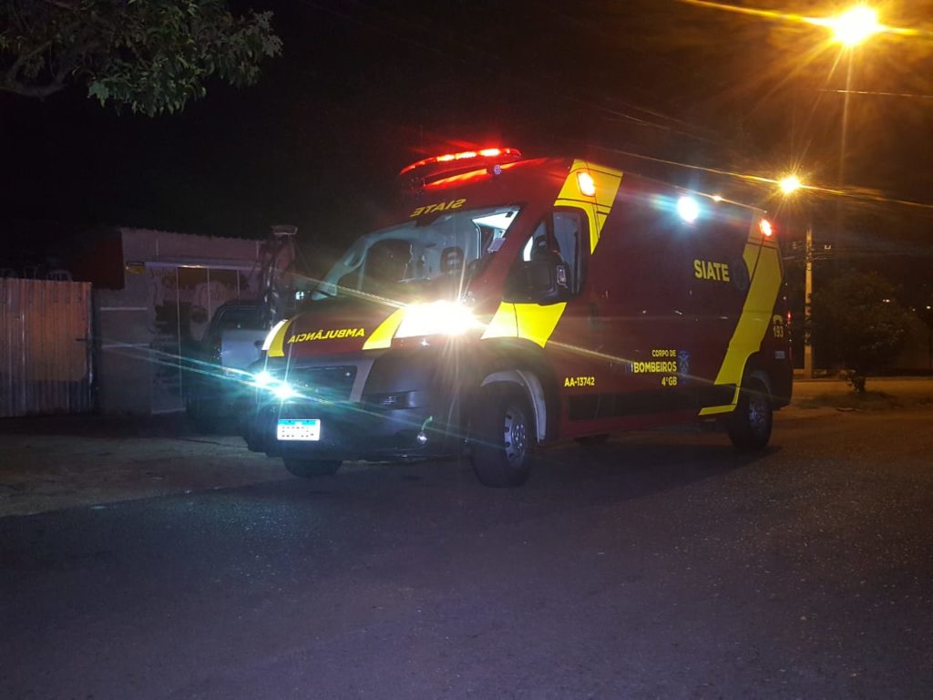 Motociclista ferido é socorrido no Bairro Santa Cruz