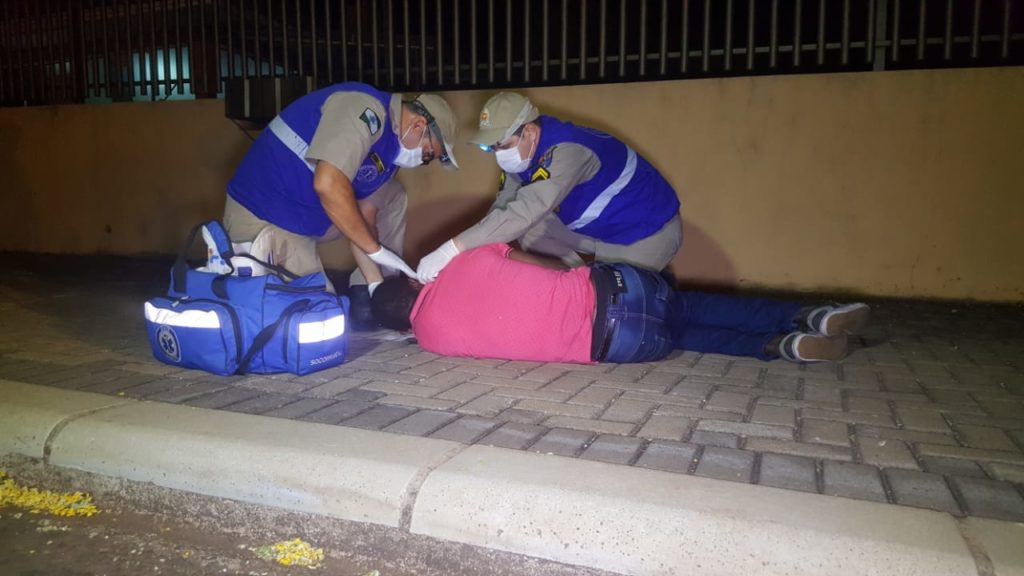 Homem de 48 anos é socorrido na Rua Jacarezinho ao sofrer queda