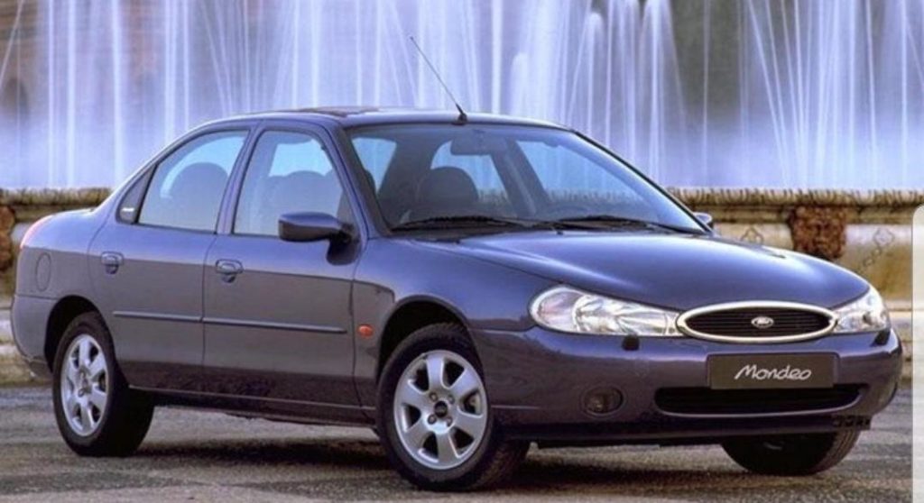 Ford Mondeo é tomado em assalto no Bairro Country
