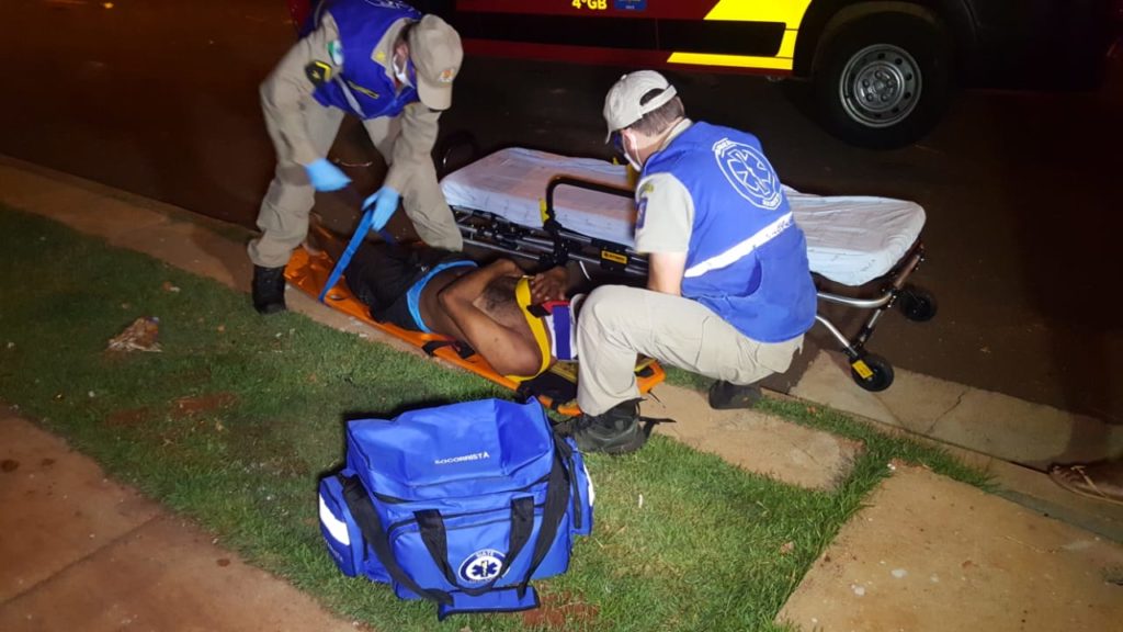 Homem é agredido a chutes e socos no Conjunto Riviera