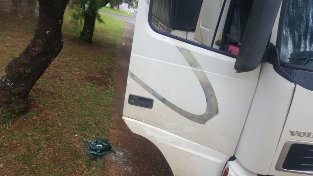 Carreta tem vidro estourado no Nova Cidade