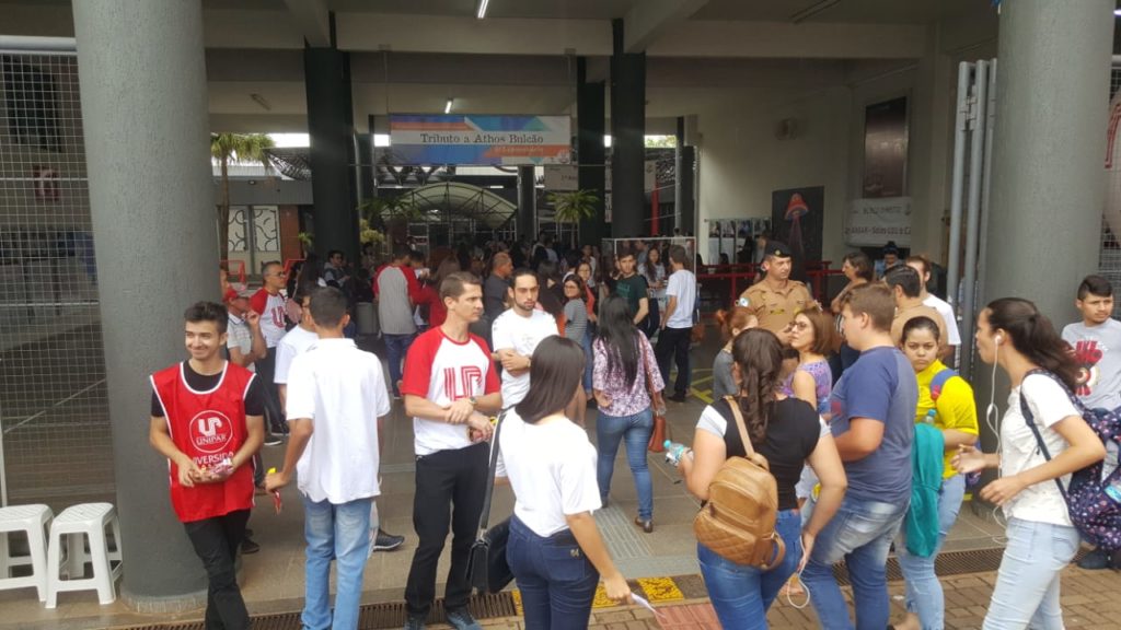 Portões de instituições abrem para prova do Enem