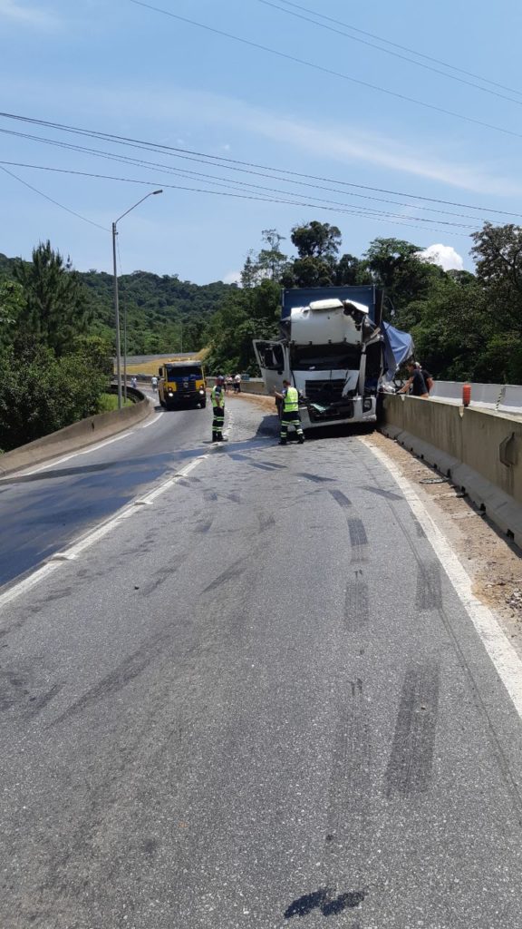 Acidente é registrado entre duas carretas na BR-376 em Guaratuba