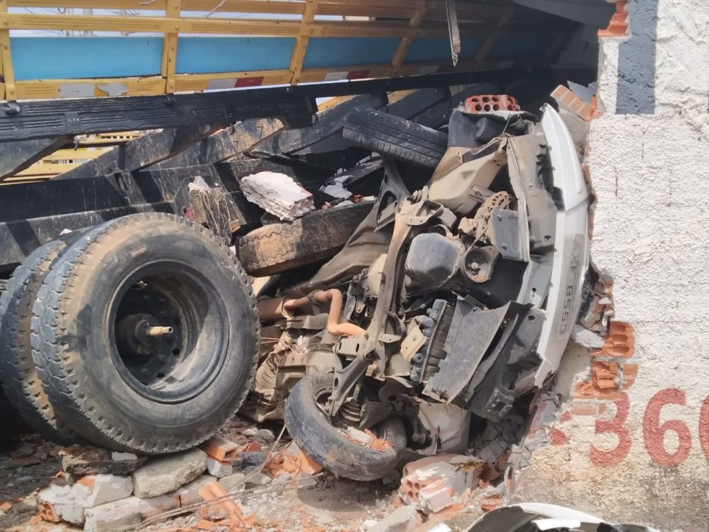 Morre adolescente passageiro de carro amassado por caminhão em Colombo