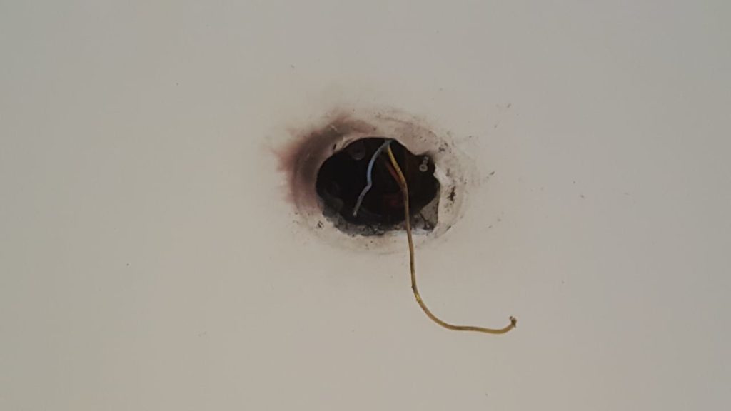 Que susto! Raio danifica vários aparelhos de pelo menos três casas