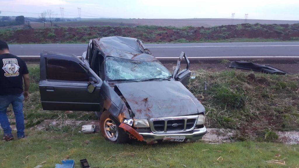 Motorista perde o controle e capota Ranger na BR-467, perto de Sede Alvorada
