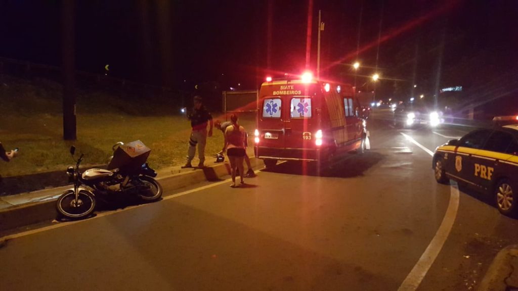 Acidente entre carro e moto é registrado na Rua Souza Naves