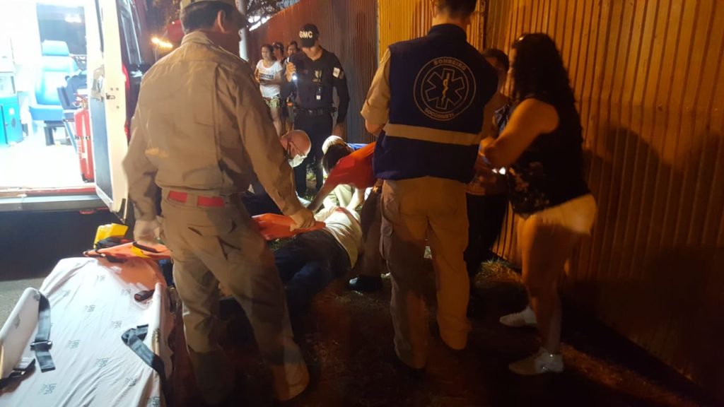 Homem é socorrido após ser vítima de agressão, na Av. Brasil