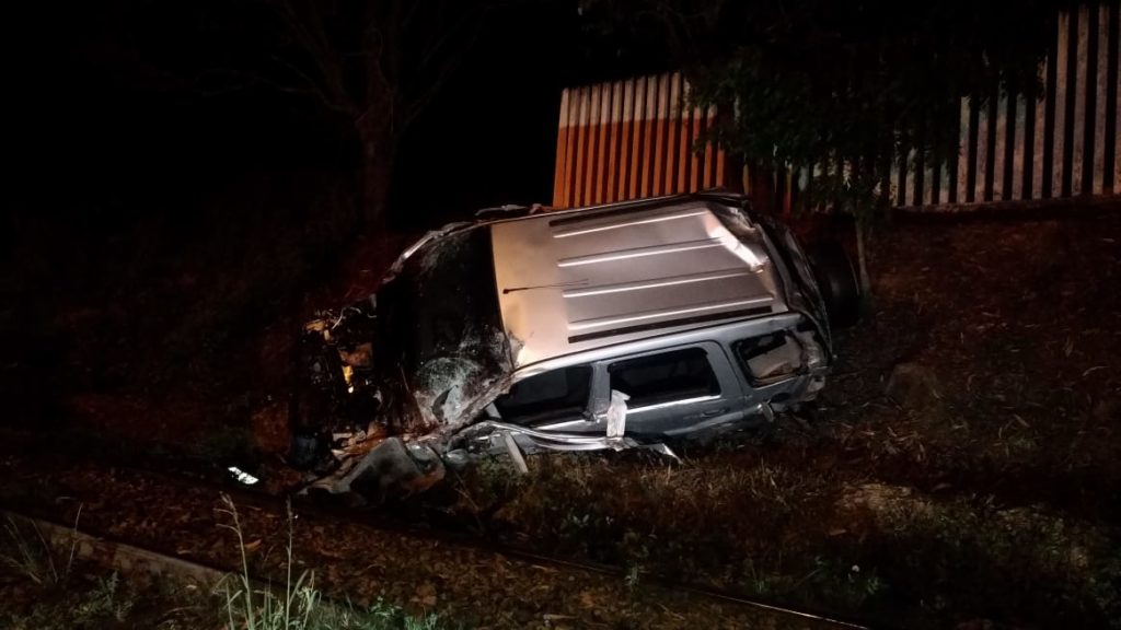 Motorista morre após batida contra trem na Rodovia dos Minérios