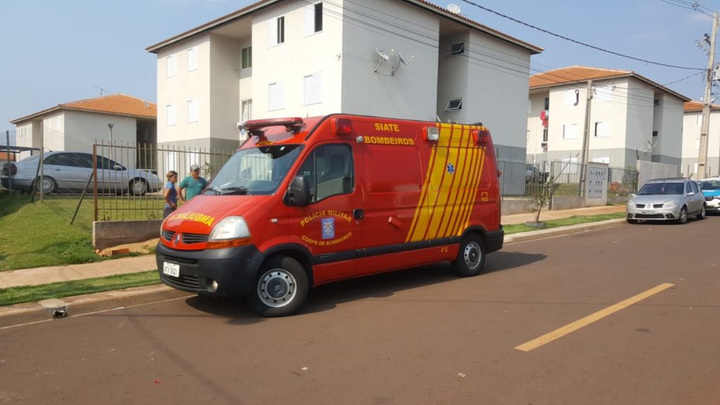Mulher tem ferimentos na cabeça após sofrer queda, no Riviera