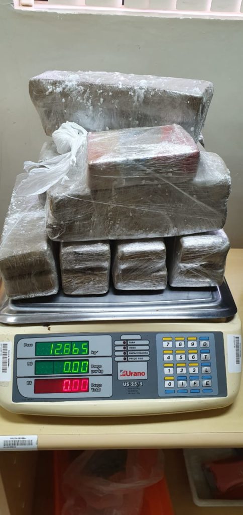 Mulher é presa em ônibus por policiais federais com 12 kg de maconha
