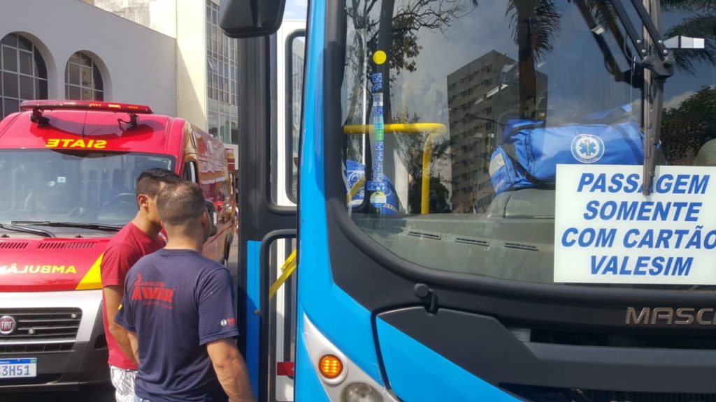 Ônibus e moto batem na Avenida Brasil, esquina com a Rua Carlos Gomes