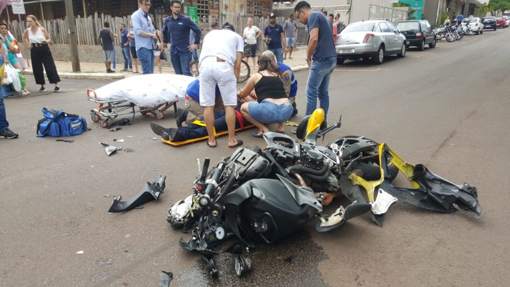 Moto esportiva fica destruída em acidente na Rua Rio de Janeiro