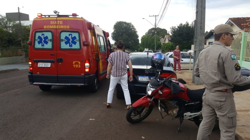 Acidente de trânsito entre carro e moto é registrado na Rua Bom Jesus