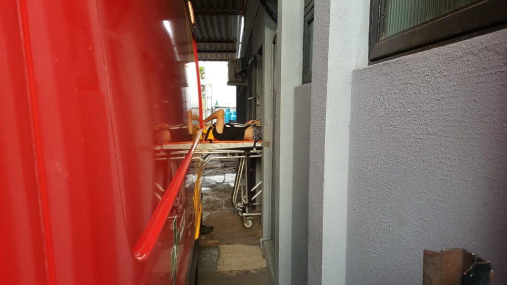 Homem é socorrido após sofrer queda na Cadeia Pública